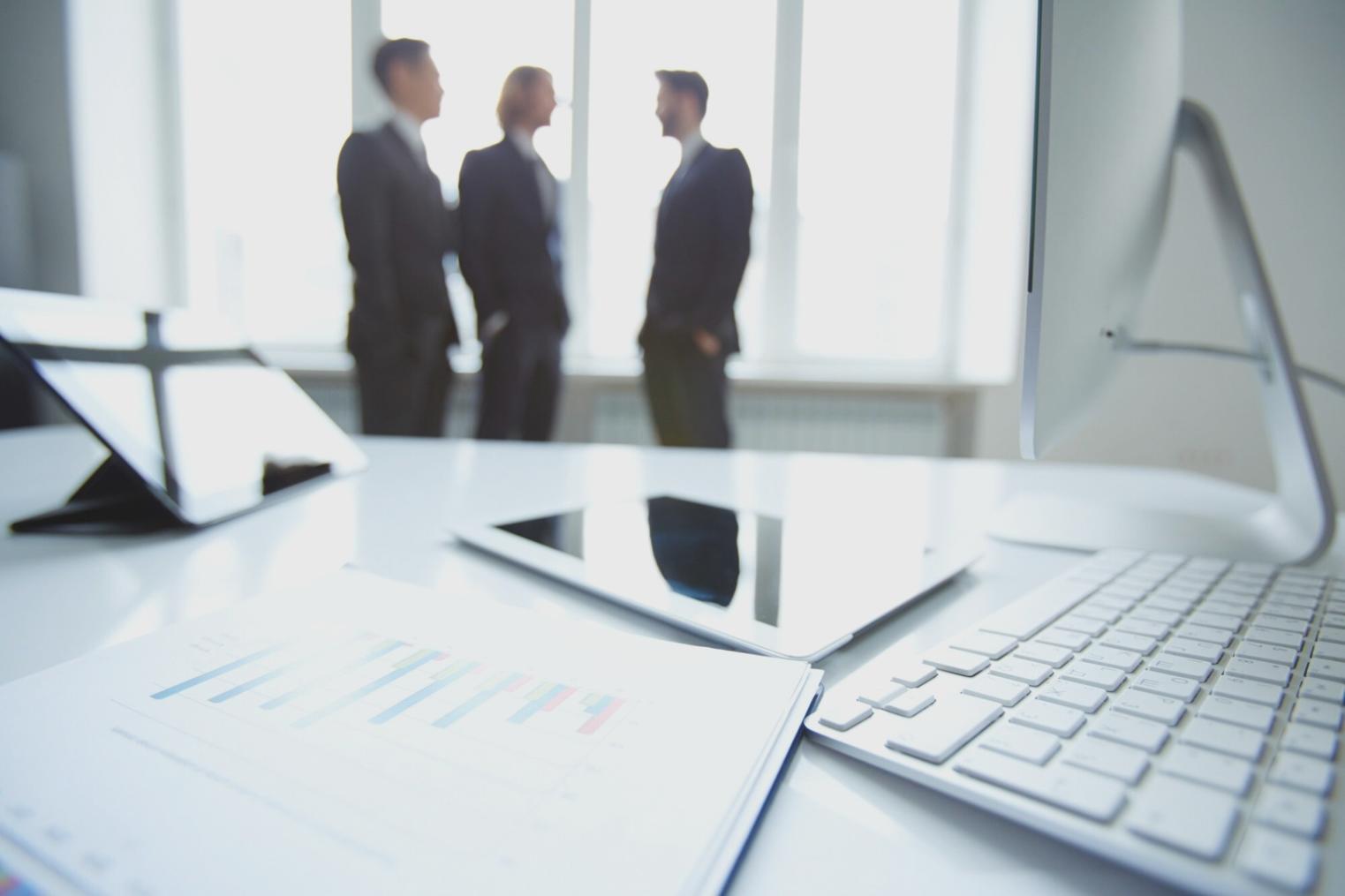 Espace de travail moderne avec outils de gestion budgétaire et planification financière